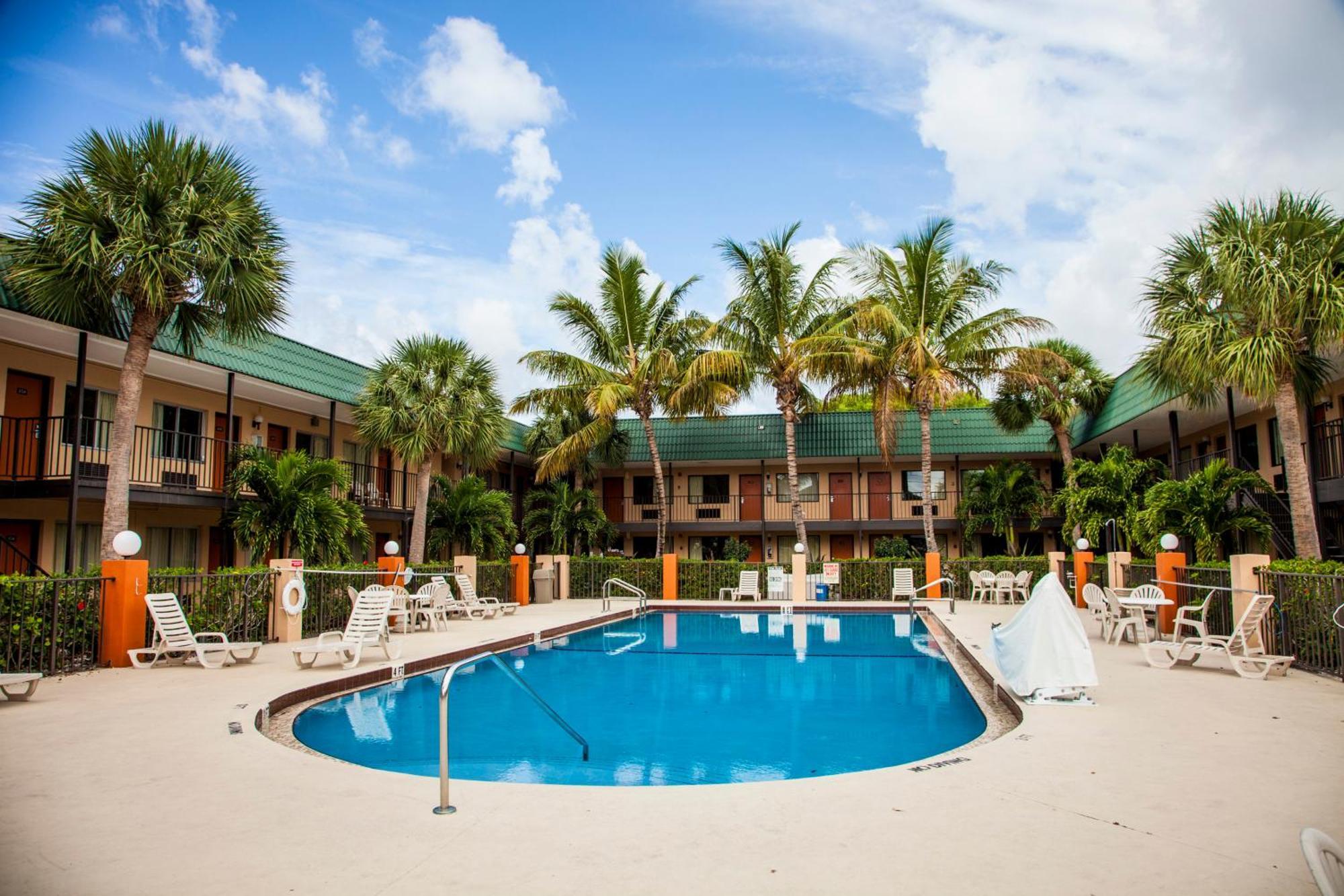 Super 8 By Wyndham North Palm Beach Exterior photo